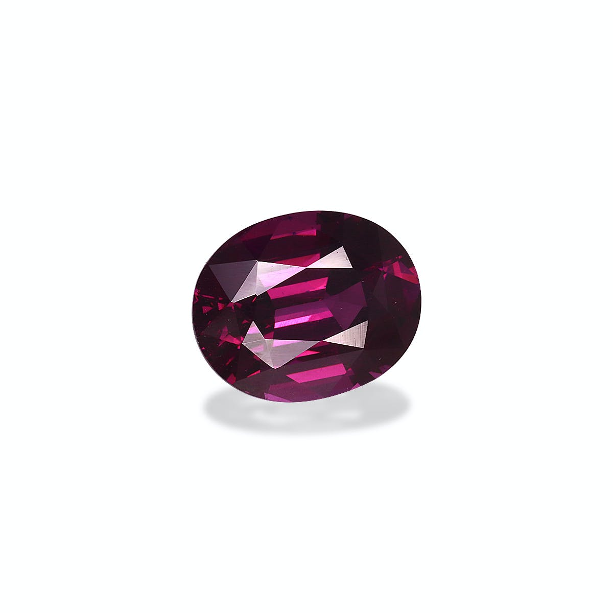 L'Umbalite Grenat Bonnot Paris · 4,82 ct est une pierre précieuse étincelante, rouge foncé, de forme ovale, avec des facettes accrocheuses sur un fond blanc uni.
