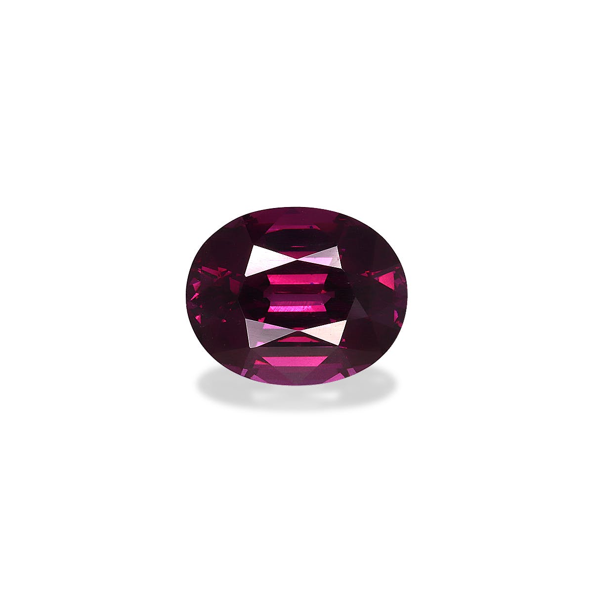 Une pierre précieuse Grenat Umbalite ronde, taillée en facettes, de couleur violet foncé et pesant 4,82 ct de Bonnot Paris, reflète la lumière et projette une petite ombre sur un fond blanc.