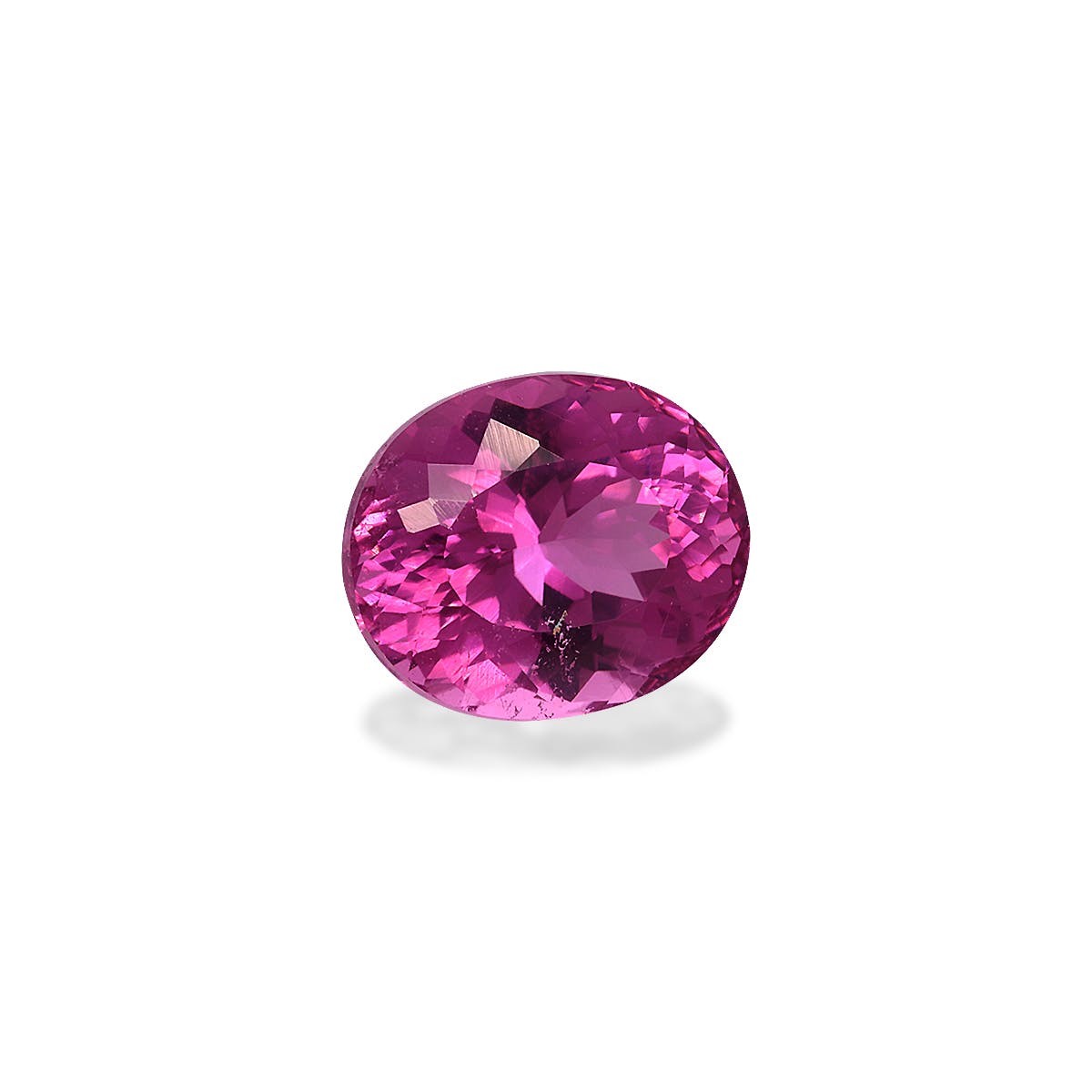 La Tourmaline Rubellite Bonnot Paris, une pierre précieuse rose de forme ovale de 4,35 ct aux facettes complexes, reflète la lumière pour créer des reflets chatoyants tout en projetant une ombre subtile sur un fond blanc uni.