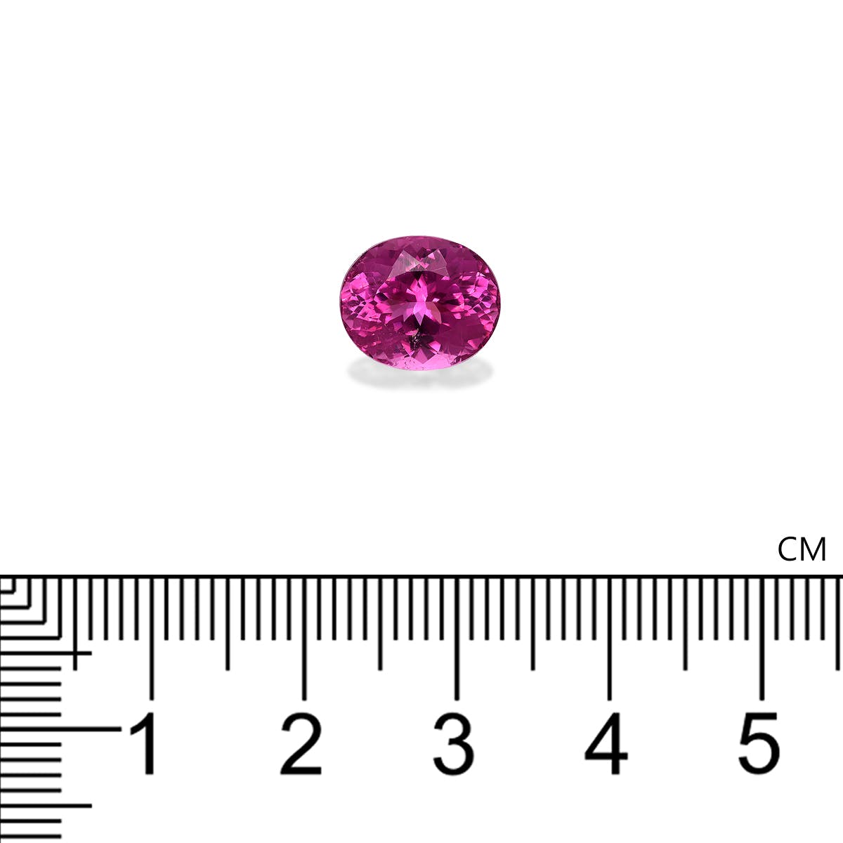 La tourmaline rubellite Bonnot Paris, une pierre rose ovale de 4,35 carats, est placée au-dessus d'une règle graduée en centimètres, mesurant 0,9 cm de diamètre. Sa couleur vive et ses facettes se détachent sur le fond blanc.