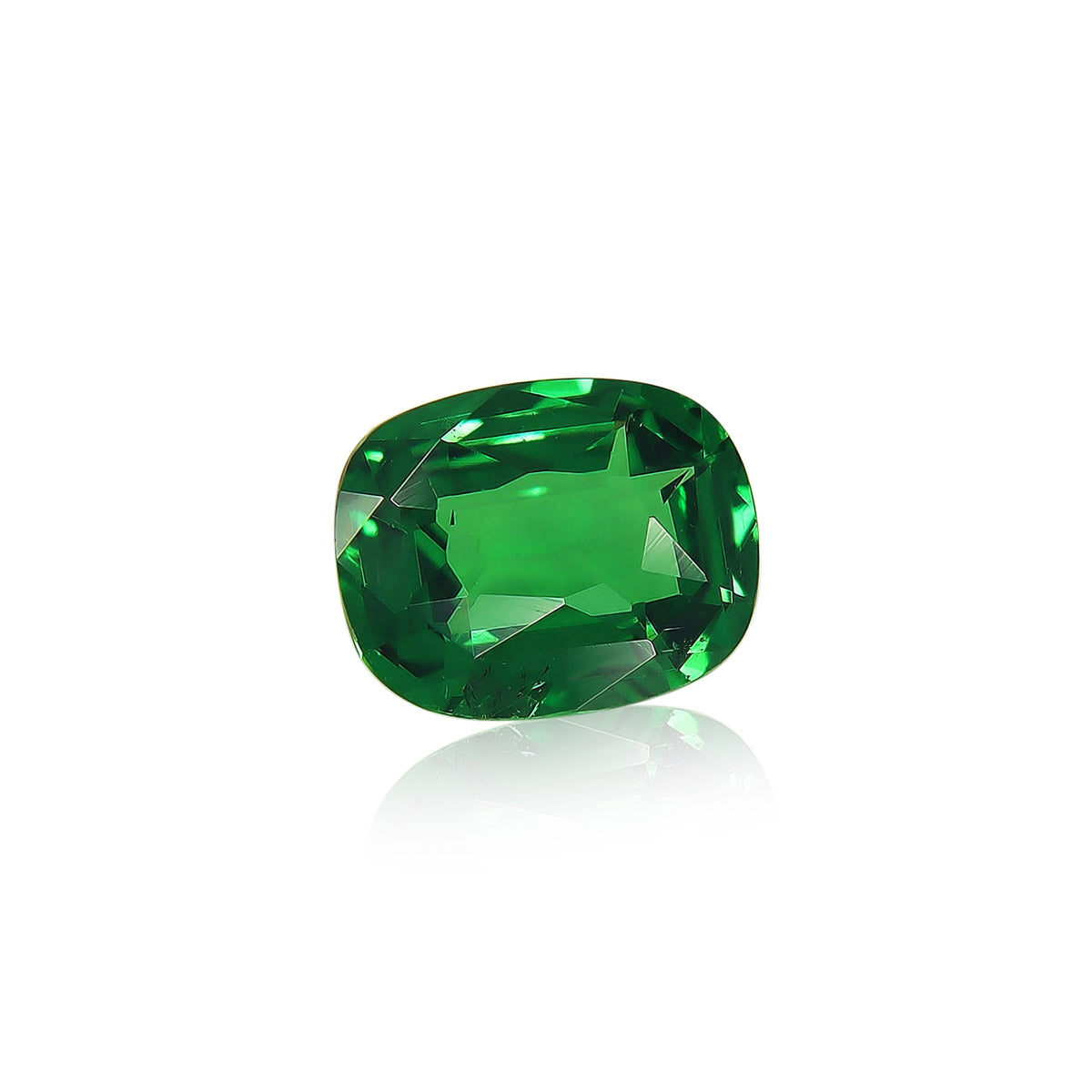 La Grenat Tsavorite Bonnot Paris, une pierre précieuse verte vibrante de 1,7 ct, présente une taille coussin polie qui reflète magnifiquement la lumière sur ses facettes sur un fond blanc.