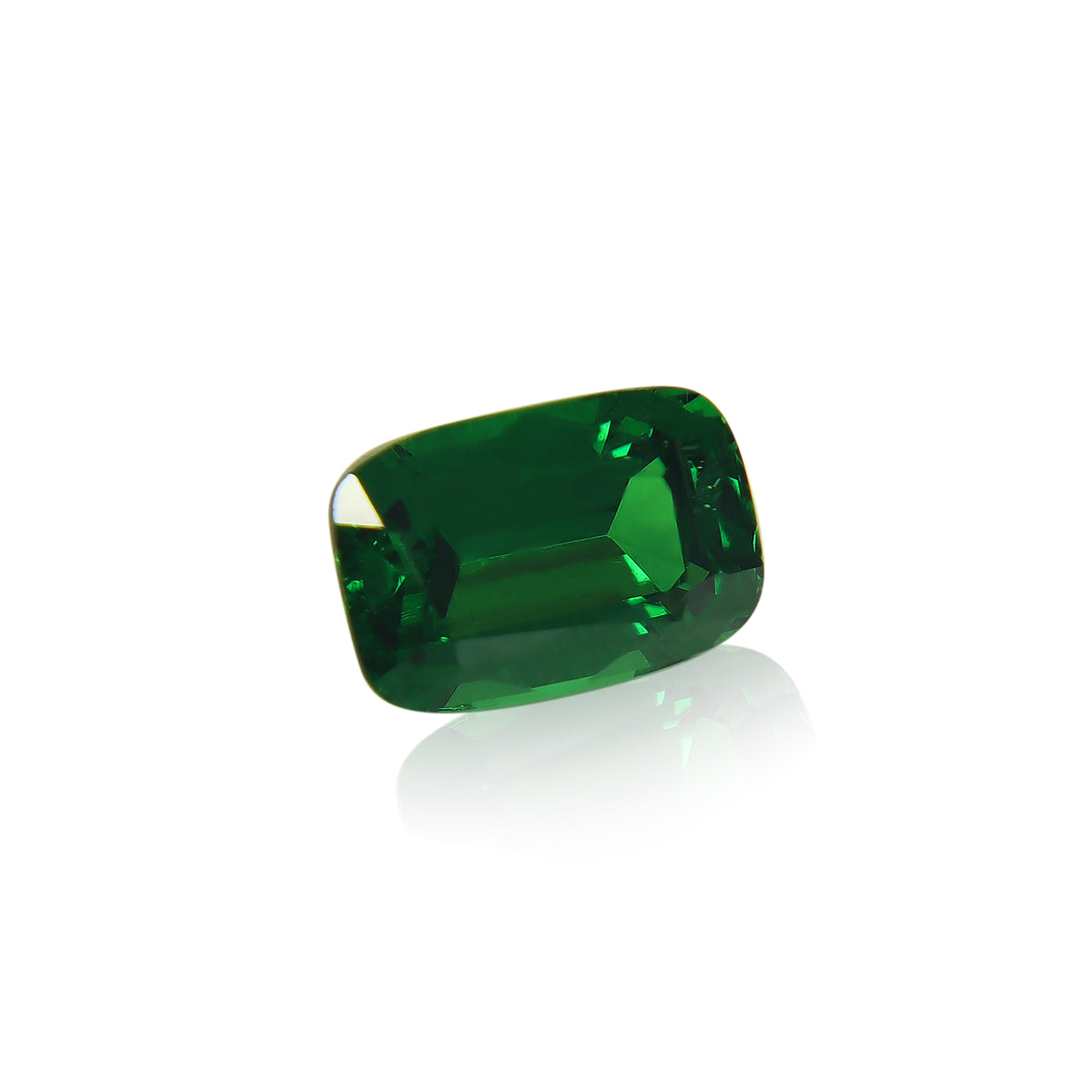 La Grenat Tsavorite Bonnot Paris, une pierre précieuse vert foncé taille coussin rectangulaire de 1,53 ct, reflète magnifiquement la lumière sur un fond blanc.