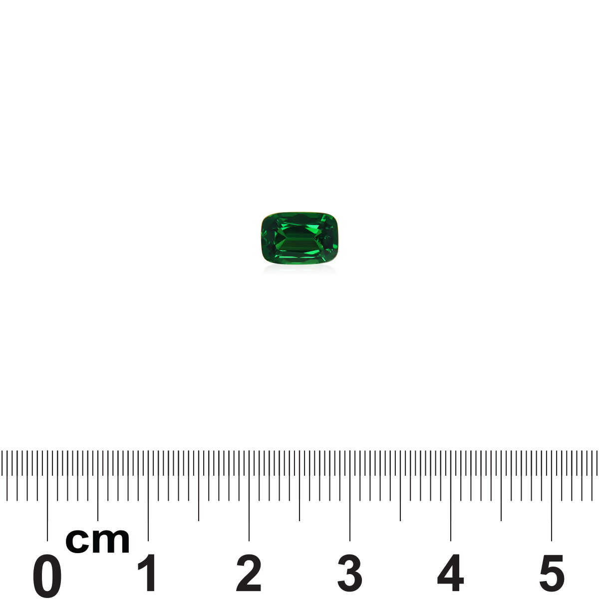 Une petite pierre précieuse rectangulaire de grenat tsavorite de Bonnot Paris est posée sur une surface blanche au-dessus d'une règle graduée en centimètres. La pierre verte mesure environ 0,7 cm de large.