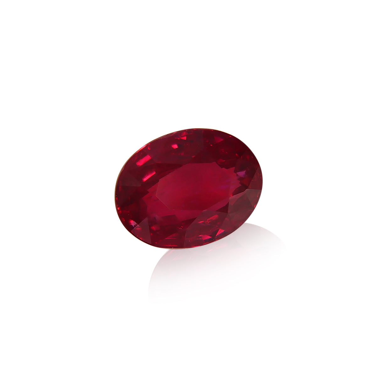 Le Rubis du Mozambique, un grenat de forme ovale de 1,52 ct de Bonnot Paris, est présenté sur un fond blanc uni, mettant en valeur sa teinte rouge profond et sa finition brillante.