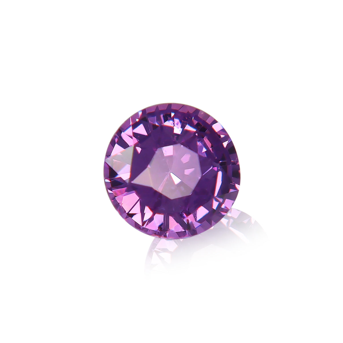 Le Saphir Violet de Bonnot Paris, pierre violette de Ceylan de 1,38 carat, reflète élégamment la lumière sur une surface blanche.