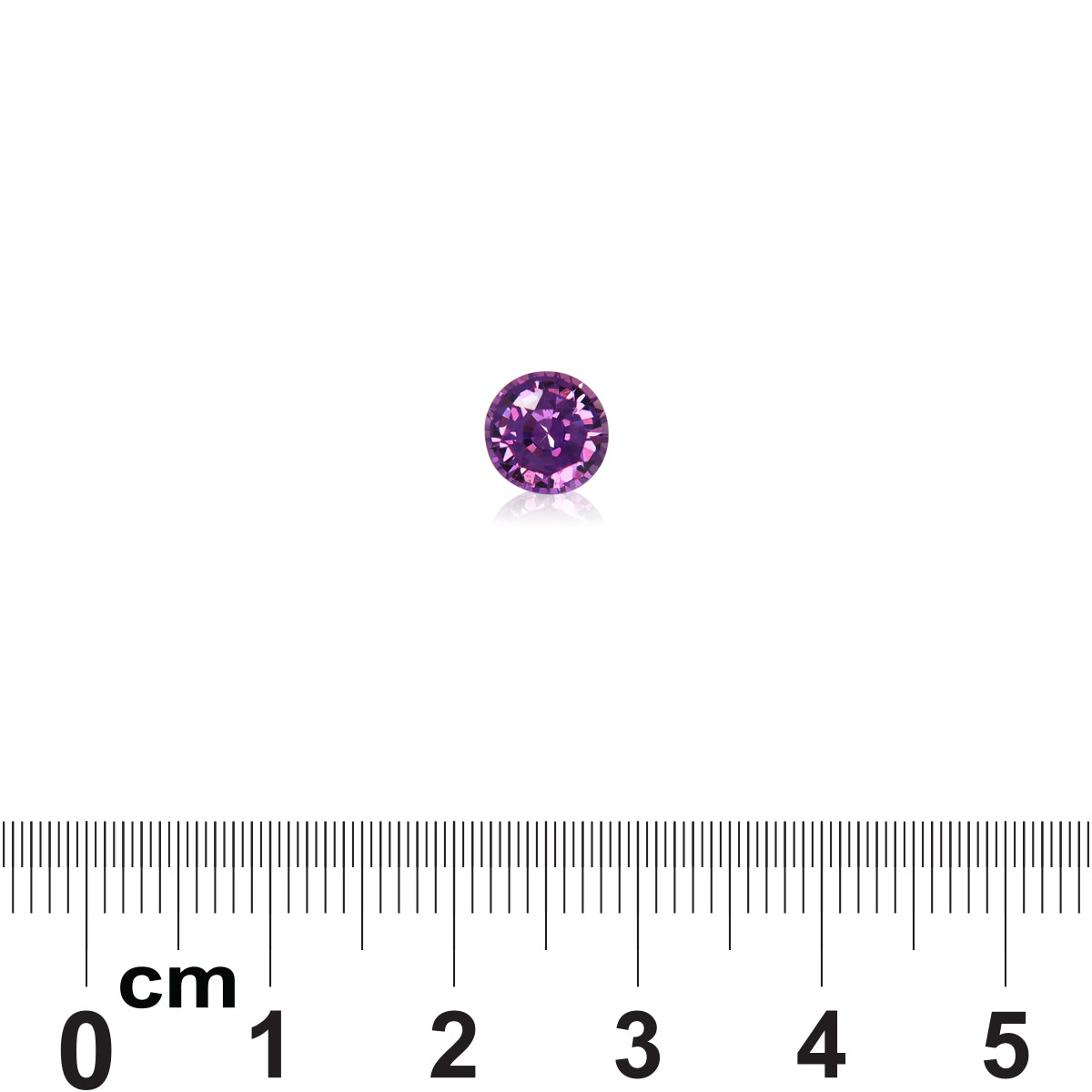 Une petite pierre précieuse ronde Saphir Violet de Bonnot Paris, pesant 1,38 carat, est placée au-dessus d'une règle graduée en centimètres pour en représenter la taille. Ses facettes scintillent magnifiquement en reflétant la lumière.