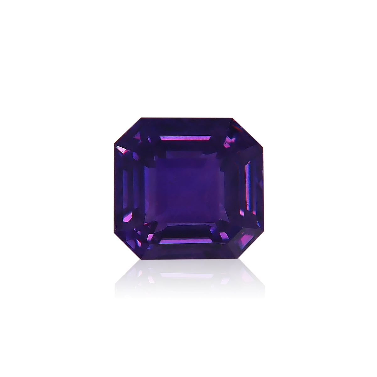 Un Saphir Violet de 1,65 carat de Bonnot Paris, taillé en carré avec des bords biseautés et une finition brillante, brille sur un fond blanc uni, faisant écho à l'attrait d'une pierre précieuse malgache rare.
