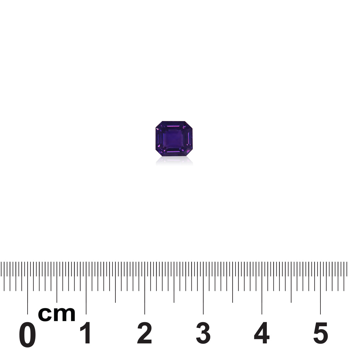 Une petite pierre précieuse Saphir Violet d'un bleu profond de 1,65 carat, signée Bonnot Paris, est posée sur une règle graduée en centimètres et en millimètres. Sa taille octogonale indique qu'elle mesure moins d'un centimètre de diamètre, sur un fond blanc.