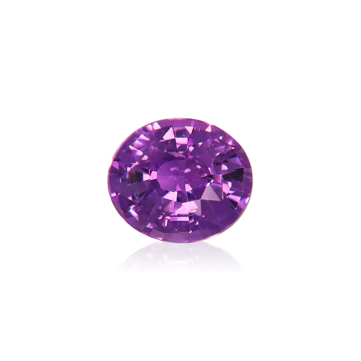 Le Saphir Violet, 1,61 ct de Bonnot Paris, est un saphir violet rond et facetté serti sur un simple fond blanc, mettant en valeur sa clarté et sa teinte vibrante.