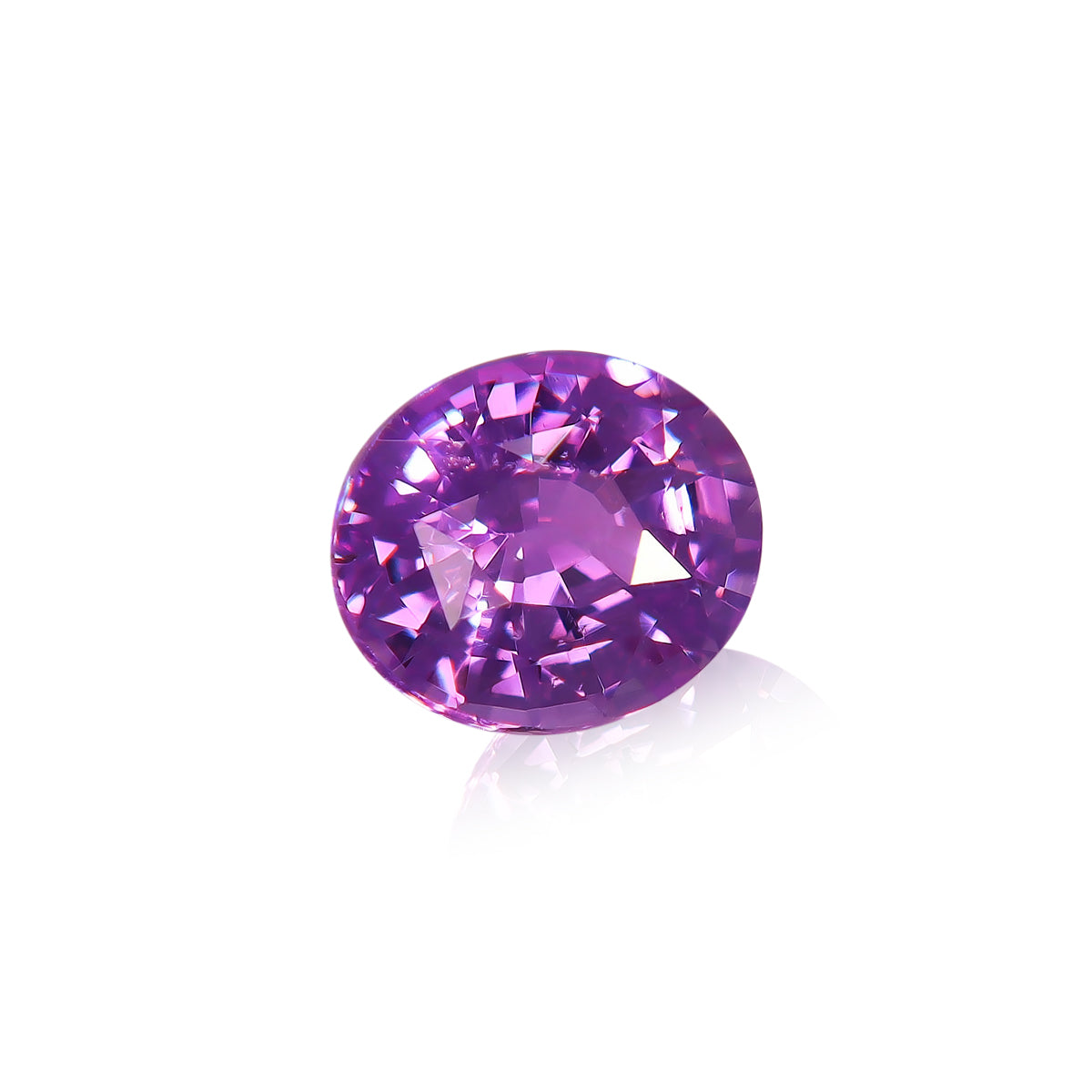 Le Saphir Violet · 1,61 ct de Bonnot Paris est présenté sur un fond blanc uni, mettant en valeur son design violet vibrant à taille ronde avec de multiples facettes pour une apparence étincelante.