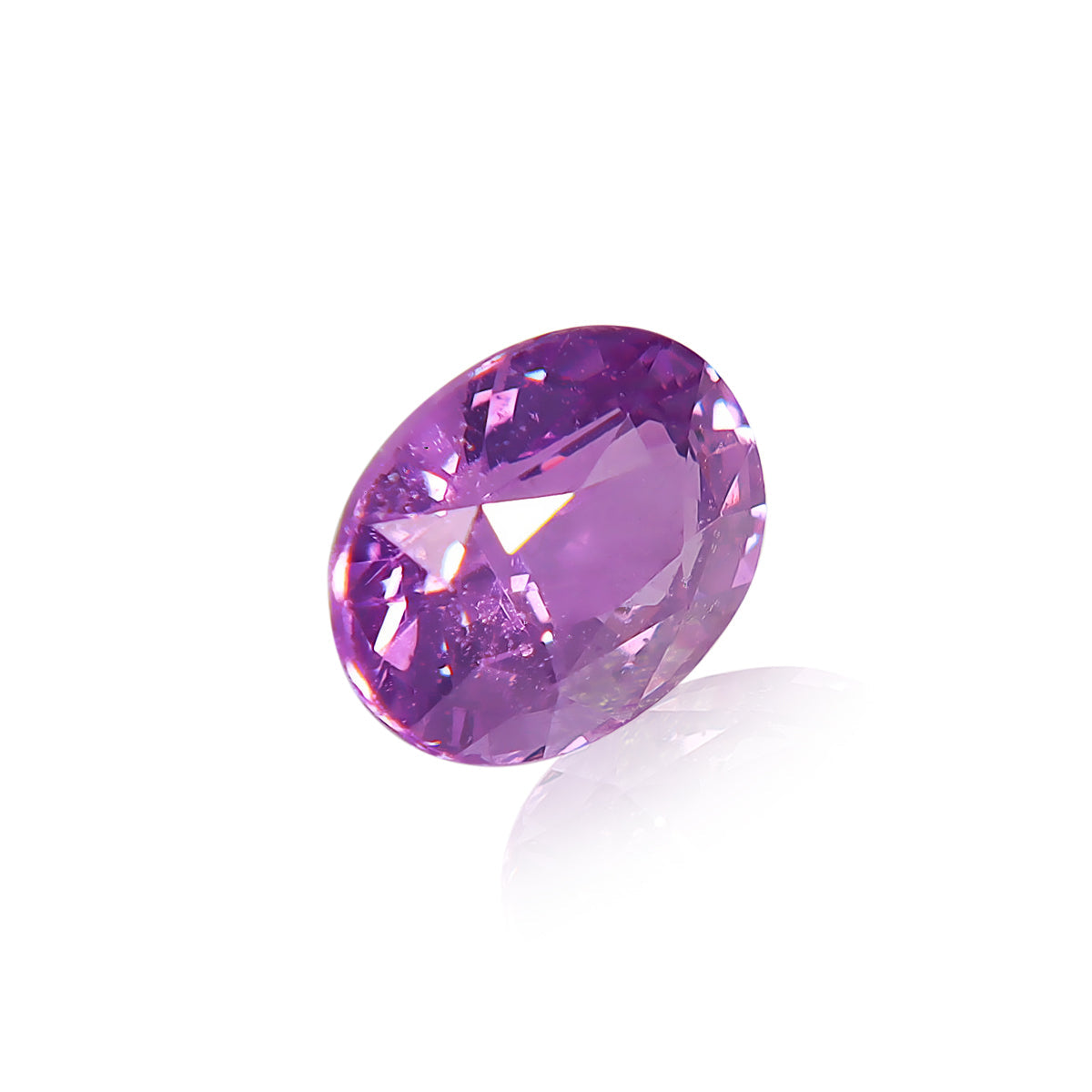Le Saphir Violet · 1,59 ct de Bonnot Paris est une pierre précieuse violette ovale facettée brillante présentée sur un fond blanc, réfléchissant la lumière pour afficher sa clarté et sa teinte violette vibrante.