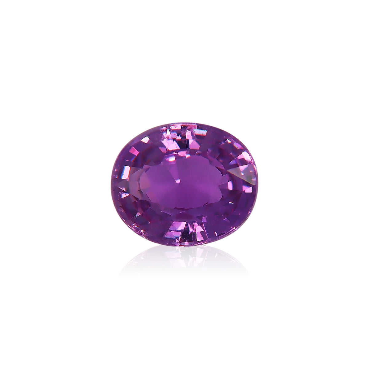 Gros plan sur le Saphir Violet · 1,51ct de Bonnot Paris, une pierre précieuse violette de taille ovale à l'éclat brillant, sertie sur un fond blanc uni.