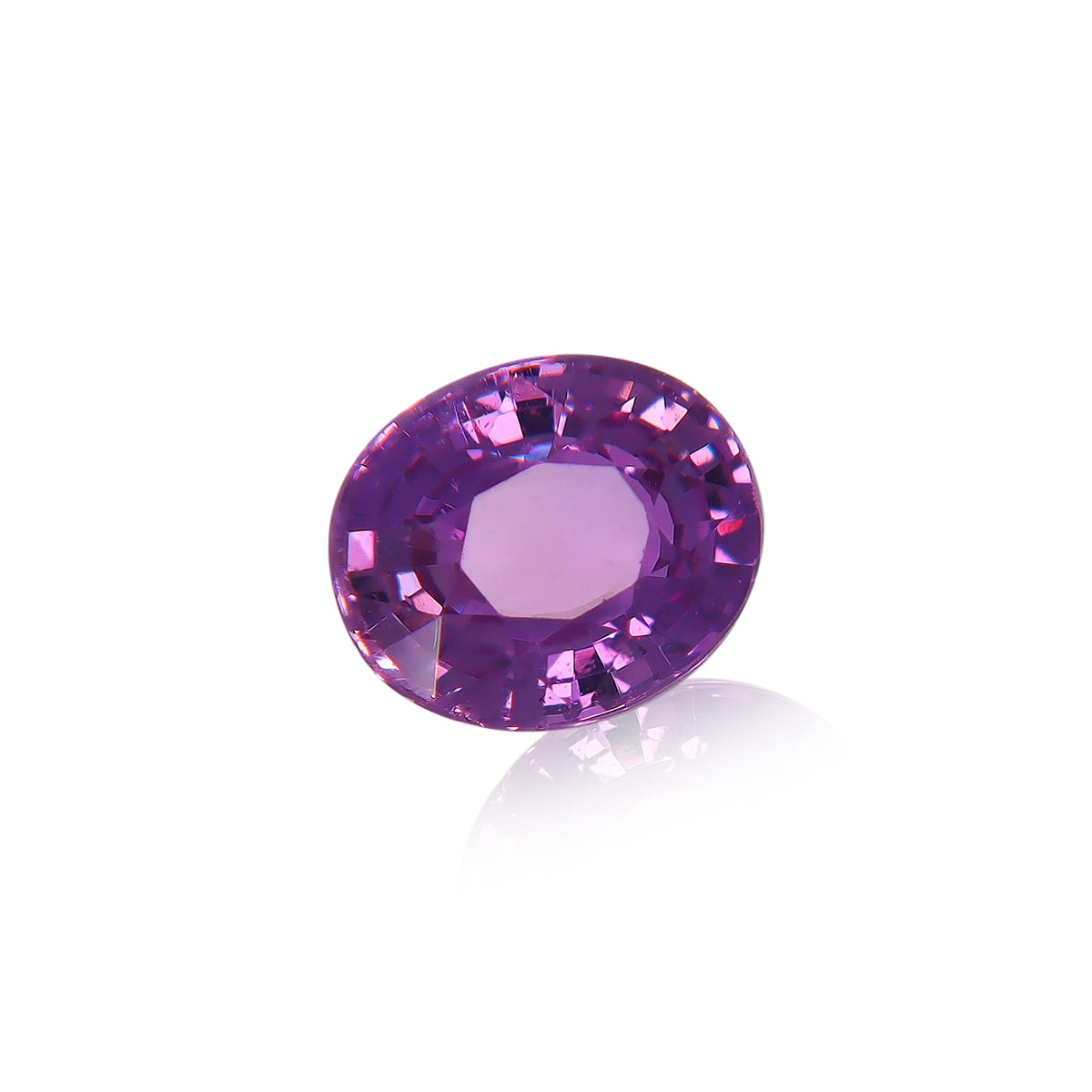 Le Saphir Violet de 1,51 ct de Bonnot Paris est une pierre précieuse violette de taille ovale aux multiples facettes reflétant la lumière, sertie sur un fond blanc.