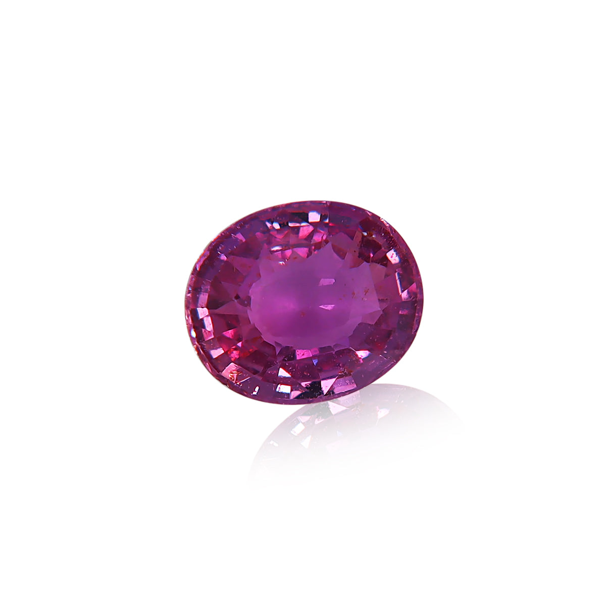 Le Saphir Violet · 1,58 ct de Bonnot Paris est une pierre précieuse de taille ovale, de couleur rose-violet, aux facettes complexes qui reflètent la lumière, présentée sur un fond blanc uni.