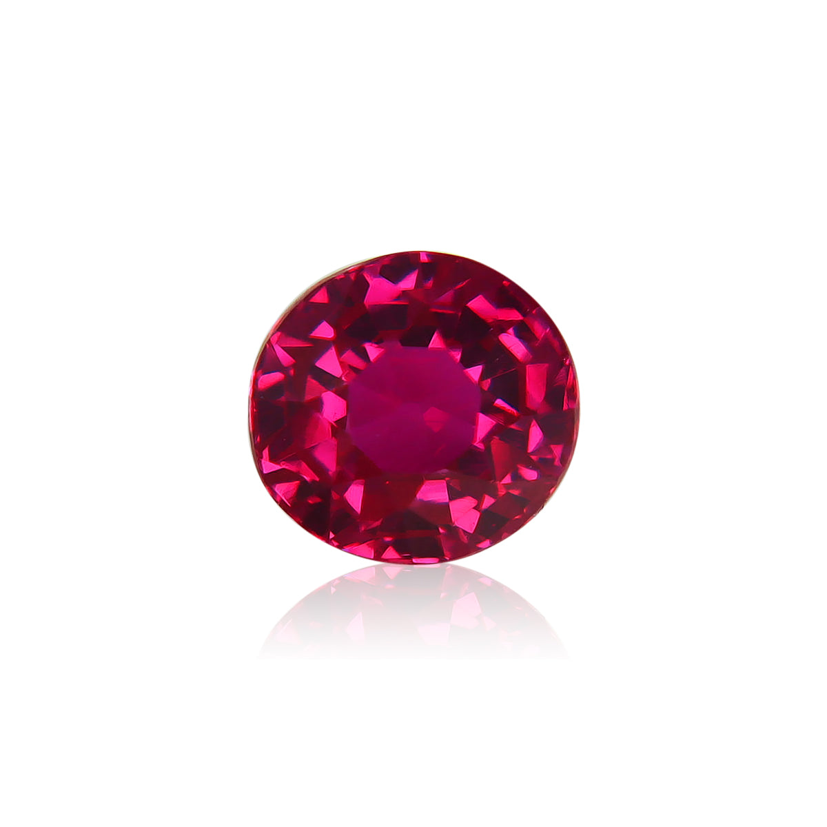 Le "Rubis du Mozambique · 1,02ct" de Bonnot Paris est une pierre précieuse rouge ronde et facettée avec des surfaces réfléchissantes, des teintes vibrantes et des coupes complexes sur un fond blanc uni.