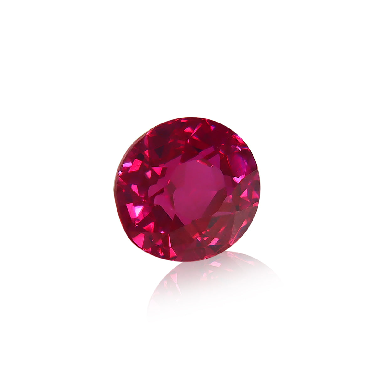 Le Rubis du Mozambique · 1,02 ct de Bonnot Paris, une pierre précieuse rubis ronde facettée de couleur rouge foncé et de surface réfléchissante, est présenté sur un fond blanc, capturant la lumière et créant de petits reflets.