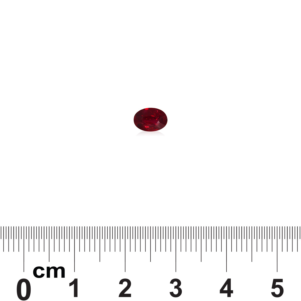 Une pierre précieuse Rubis du Mozambique de 1,01 ct de Bonnot Paris, de forme ovale et petite, repose sur un fond blanc avec une règle indiquant une échelle en centimètres pour référence de taille.