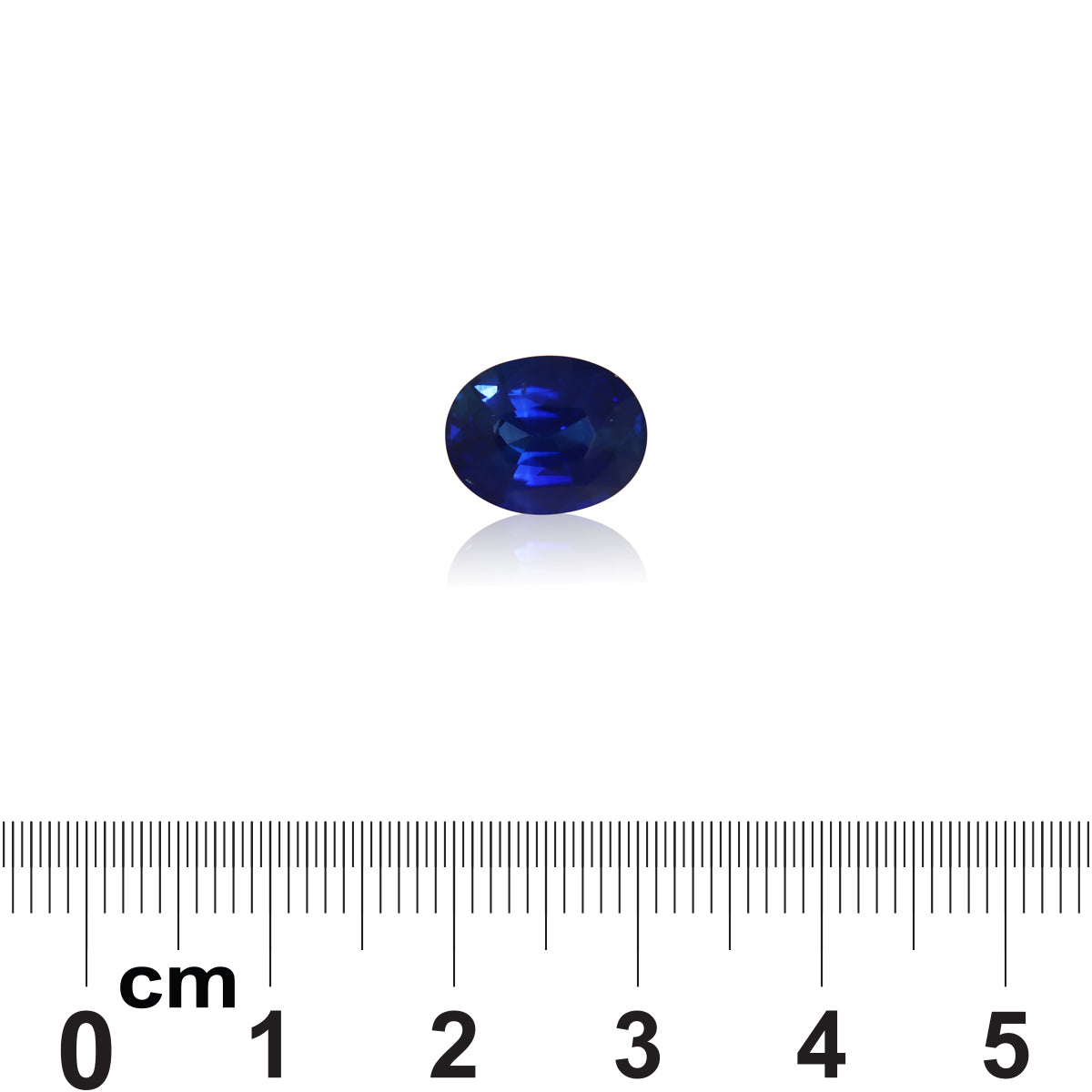 Le Saphir Bleu Bonnot Paris de 4,05 ct, une petite pierre ovale d'un bleu profond, est présenté au-dessus d'une règle graduée en centimètres. La règle révèle que la plus grande dimension de la pierre est d'environ 1 cm.