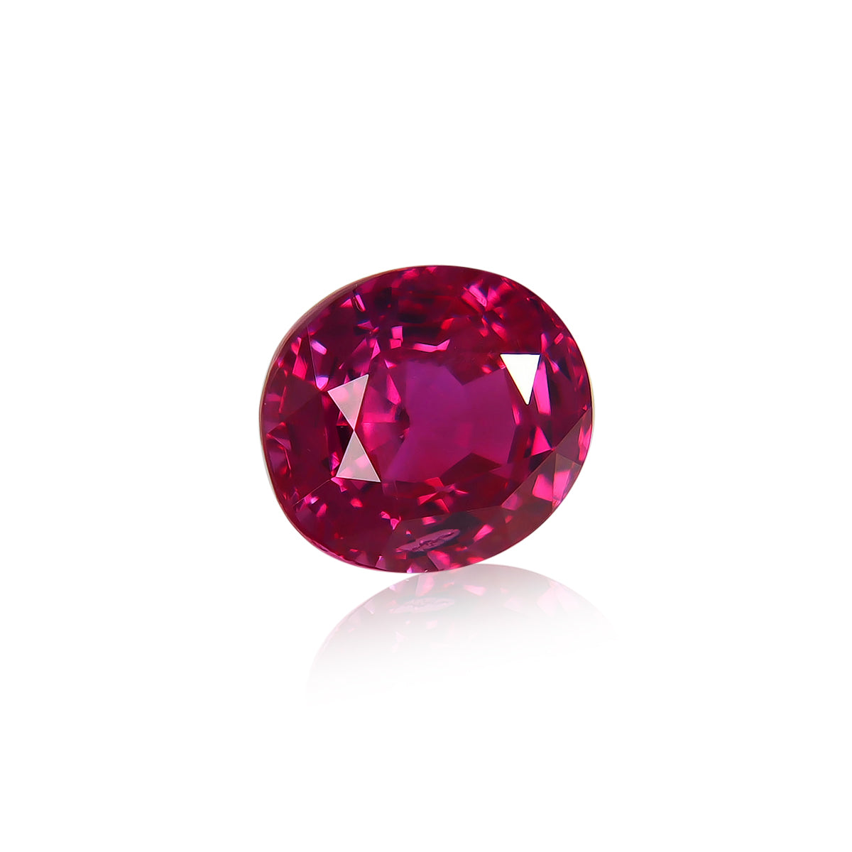 Le Rubis de Birmanie, un rubis rouge ovale vibrant de 1,68 ct de Bonnot Paris, présente une surface réfléchissante avec des nuances et des facettes variées, le tout sur un fond blanc uni.
