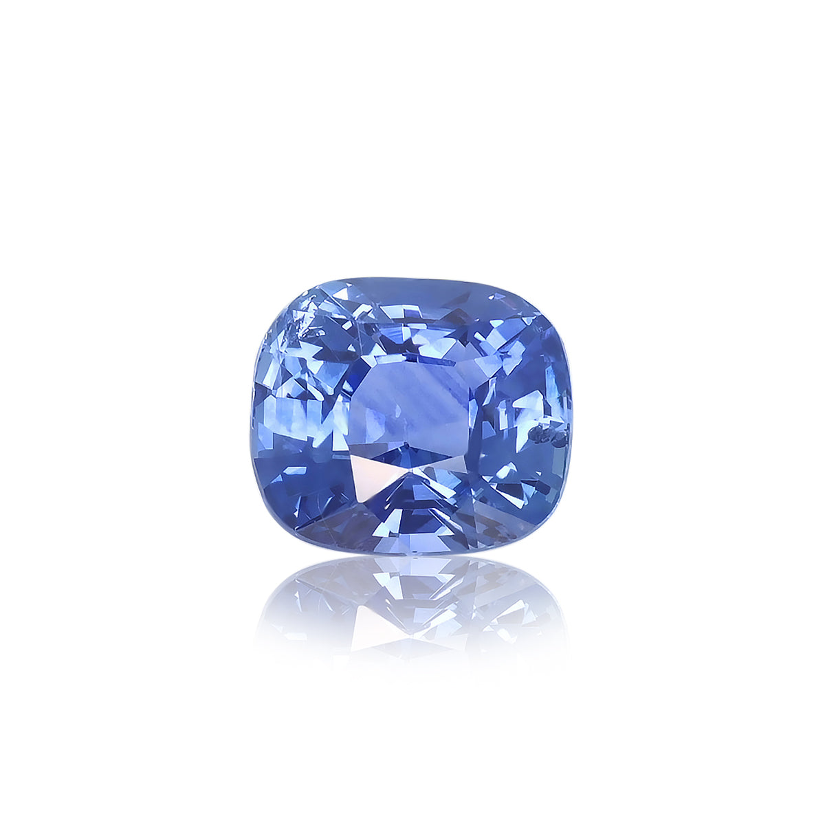 Le Saphir Bleu · 2,02 ct de Bonnot Paris, un saphir bleu taille coussin, reflète la lumière à travers ses facettes et scintille brillamment sur un fond blanc uni, soulignant sa teinte vibrante et sa clarté.