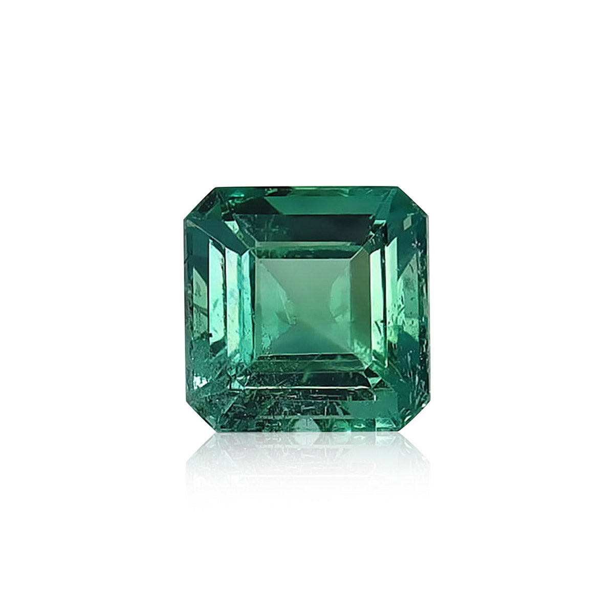 Un gros plan de l'Émeraude de Zambie · 1,72 ct de Bonnot Paris présente sa pierre précieuse verte de taille carrée, mettant en valeur des facettes internes visibles et une surface polie, sur fond blanc.