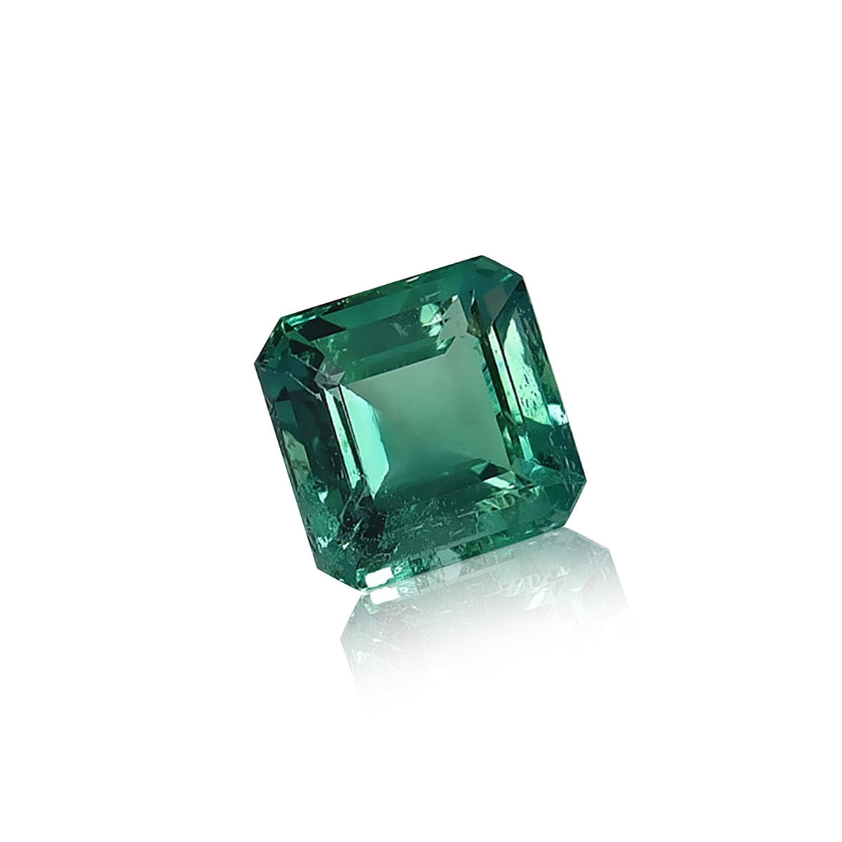 L'Émeraude de Zambie · 1,72 ct de Bonnot Paris est présentée sur un fond blanc simple, avec sa taille carrée et ses facettes réfléchissantes rehaussant la couleur verte vibrante et la surface scintillante sous la lumière.