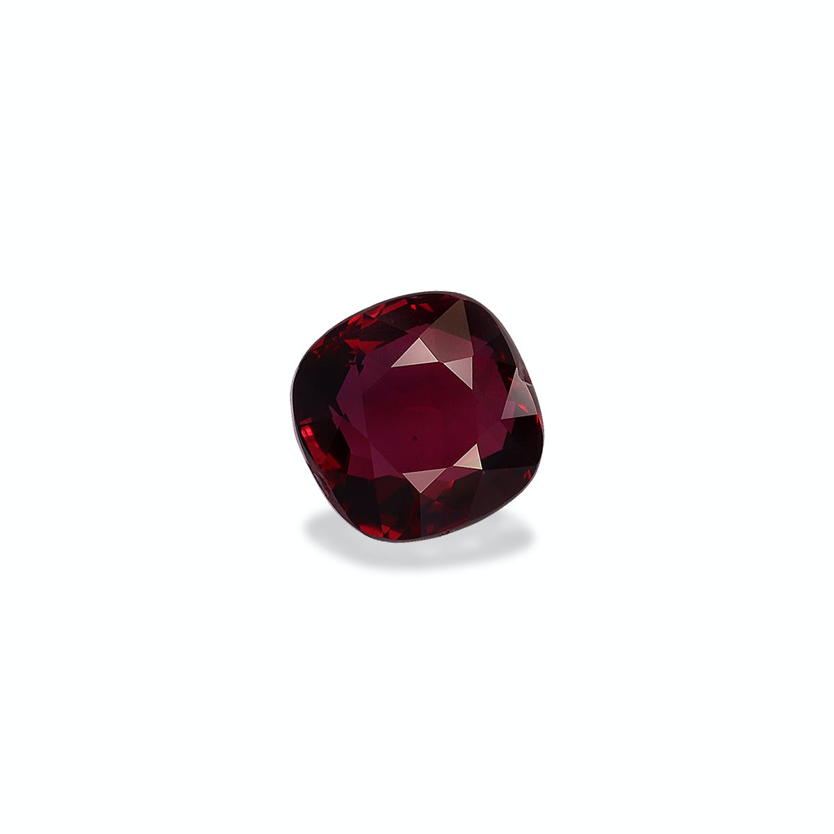 Le Rubis du Mozambique de Bonnot Paris · 3,02 ct présente un grenat rouge foncé, taille coussin, sur un fond blanc uni, avec ses facettes et sa couleur riche reflétant magnifiquement la lumière.