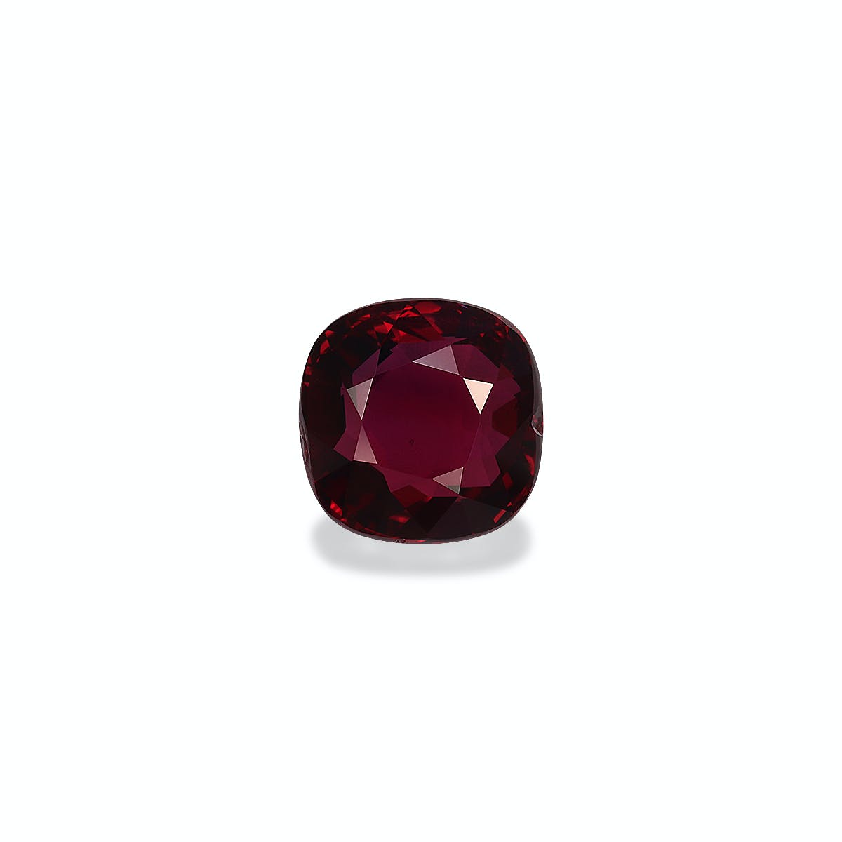 Sur un fond blanc uni, le Rubis du Mozambique · 3,02 ct de Bonnot Paris, une pierre précieuse taille coussin d'un rouge profond, présente une surface brillante avec des facettes taillées avec précision reflétant la lumière.