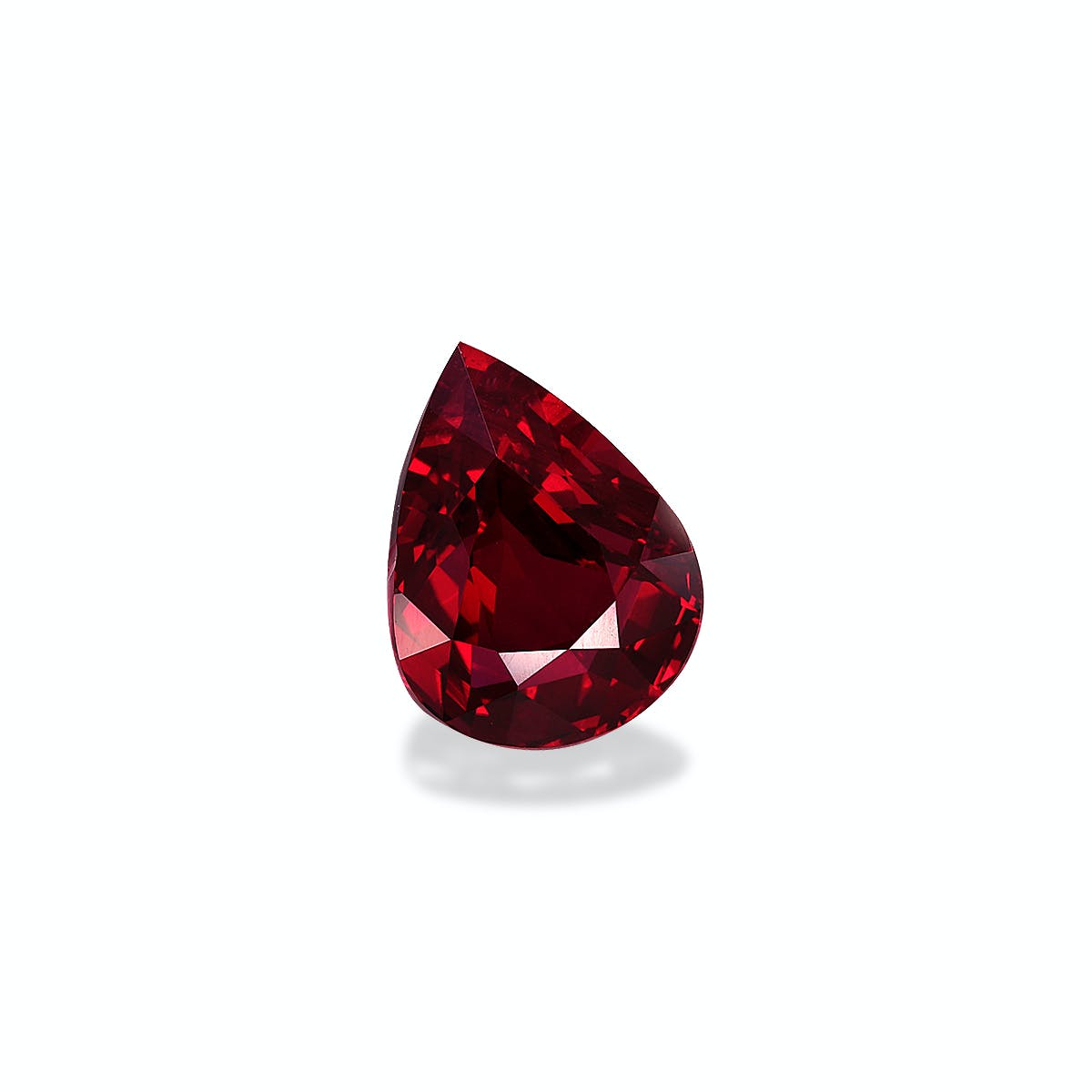 Une pierre précieuse Rubis du Mozambique rouge foncé de 3 carats en forme de poire de Bonnot Paris, présentant une surface facettée qui reflète la lumière sur un fond blanc uni.