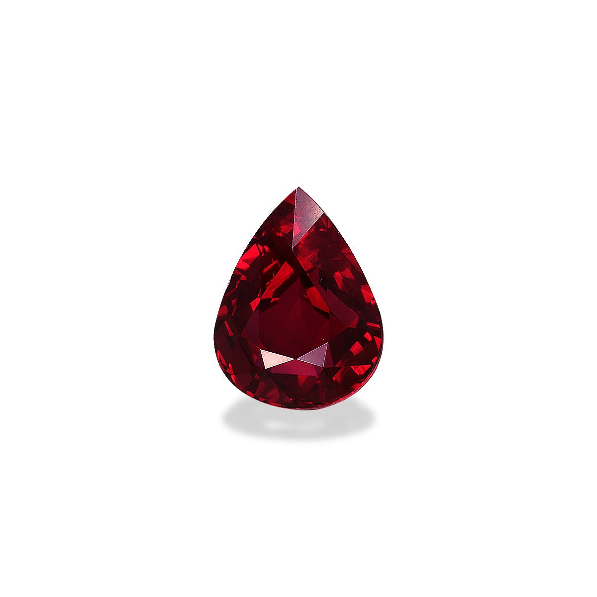 Un Rubis du Mozambique éclatant en forme de goutte de 3 carats de Bonnot Paris, serti sur un fond blanc. Ses multiples facettes captent la lumière pour un éclat étincelant.