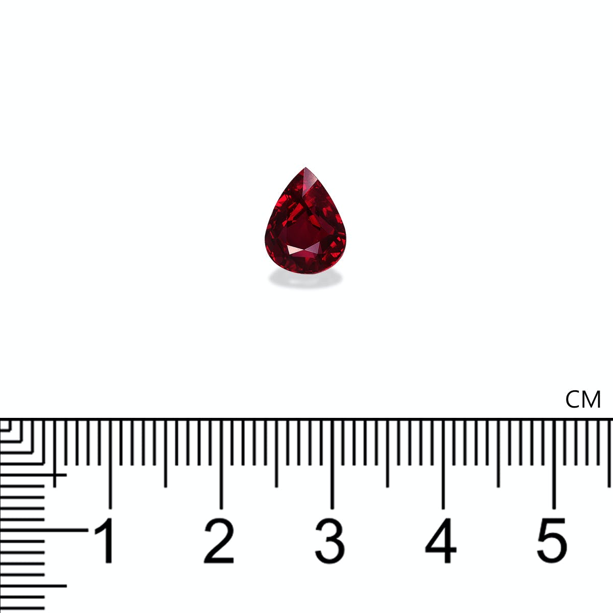 Une pierre précieuse Rubis du Mozambique rouge en forme de poire de Bonnot Paris, mesurant environ 1,5 cm de hauteur, est représentée sur un fond blanc au-dessus d'une règle avec des repères en centimètres.