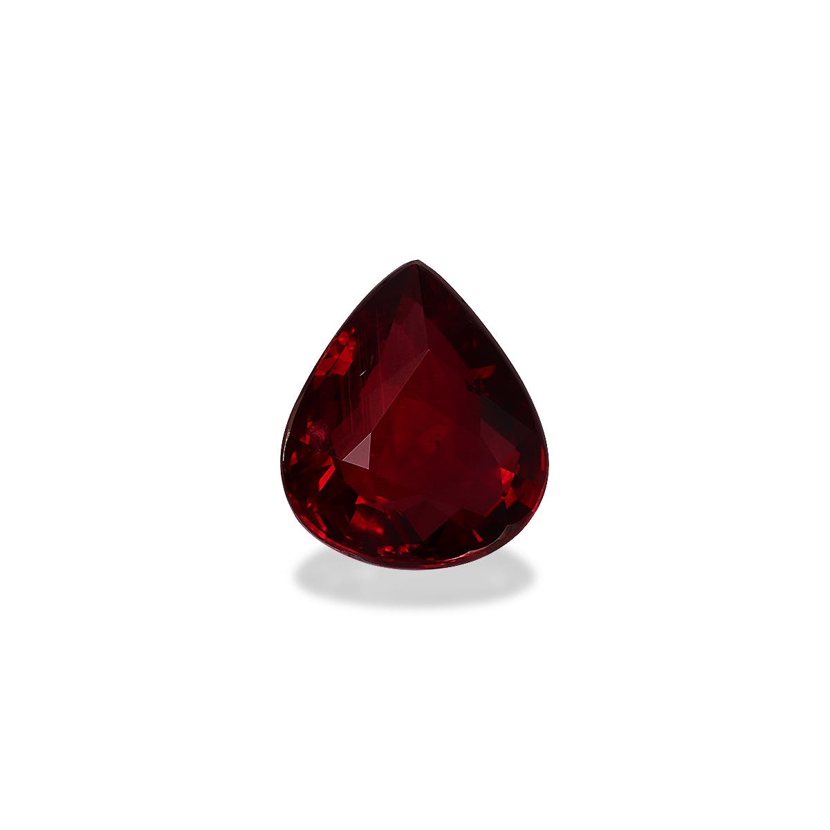 Le Rubis du Mozambique · 4,03 carats de Bonnot Paris est une pierre précieuse rouge profond en forme de goutte, à la surface facettée, qui reflète magnifiquement la lumière. Sertie sur un fond blanc uni, elle met en valeur la richesse de sa couleur et sa clarté.