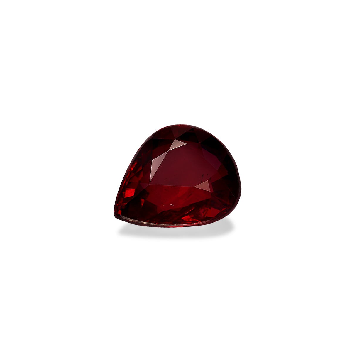 Le "Rubis du Mozambique" de Bonnot Paris est une pierre précieuse polie de 4,03 ct, de forme poire, d'un rouge profond et aux multiples facettes, présentée sur un fond blanc uni.