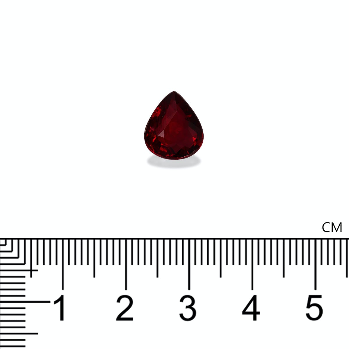 Le Rubis du Mozambique · 4,03 ct de Bonnot Paris, une pierre précieuse rouge en forme de poire, est présenté au-dessus d'une règle graduée en centimètres sur fond blanc, soulignant sa couleur vibrante et sa petite taille d'environ 1,5 cm de hauteur.