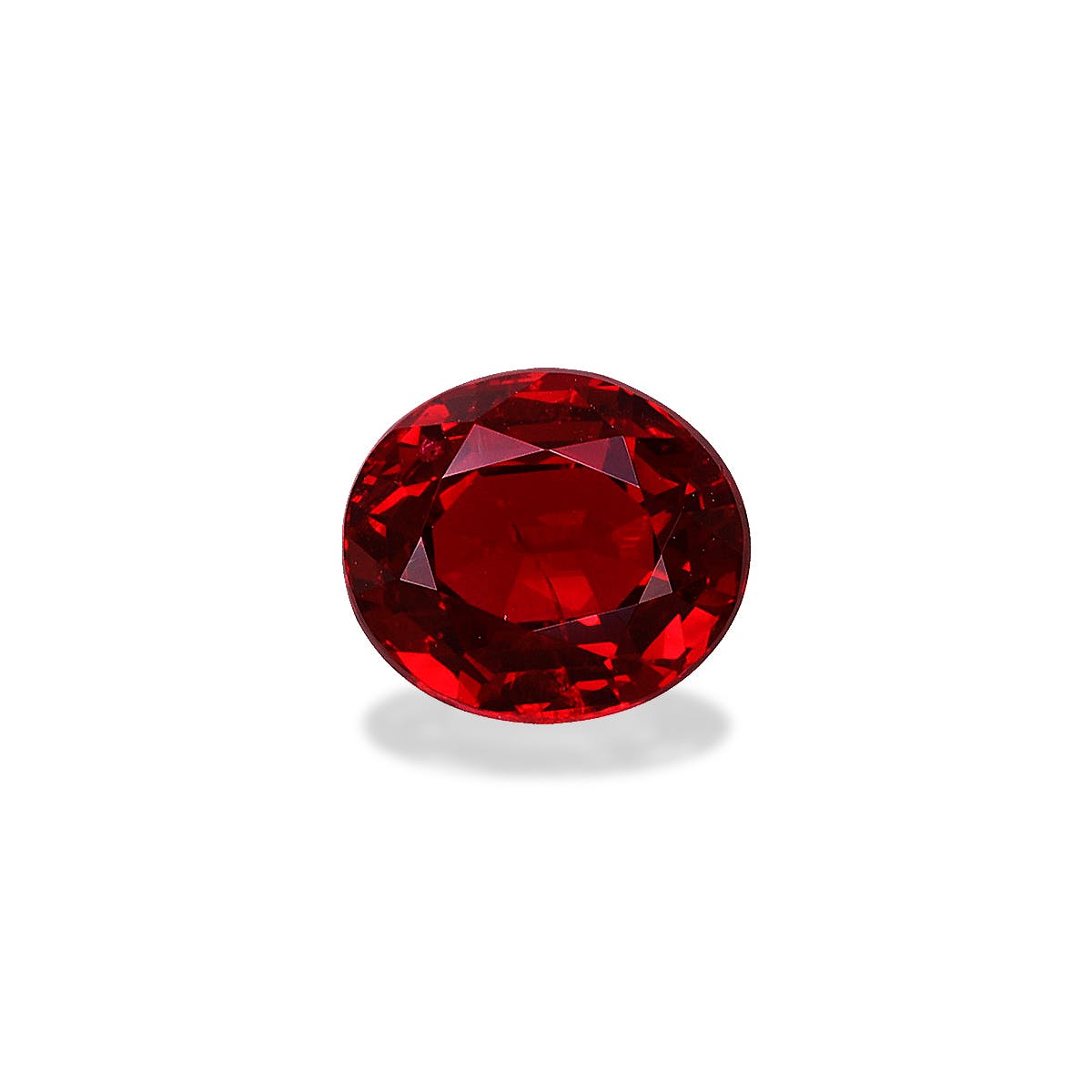 Le Spinelle Rouge poli de 1,25 ct de Bonnot Paris, une pierre précieuse rouge ovale, scintille de reflets sur un fond blanc uni. Ses facettes et sa couleur rouge profond créent une ombre subtile en dessous, accentuant son aspect tridimensionnel.