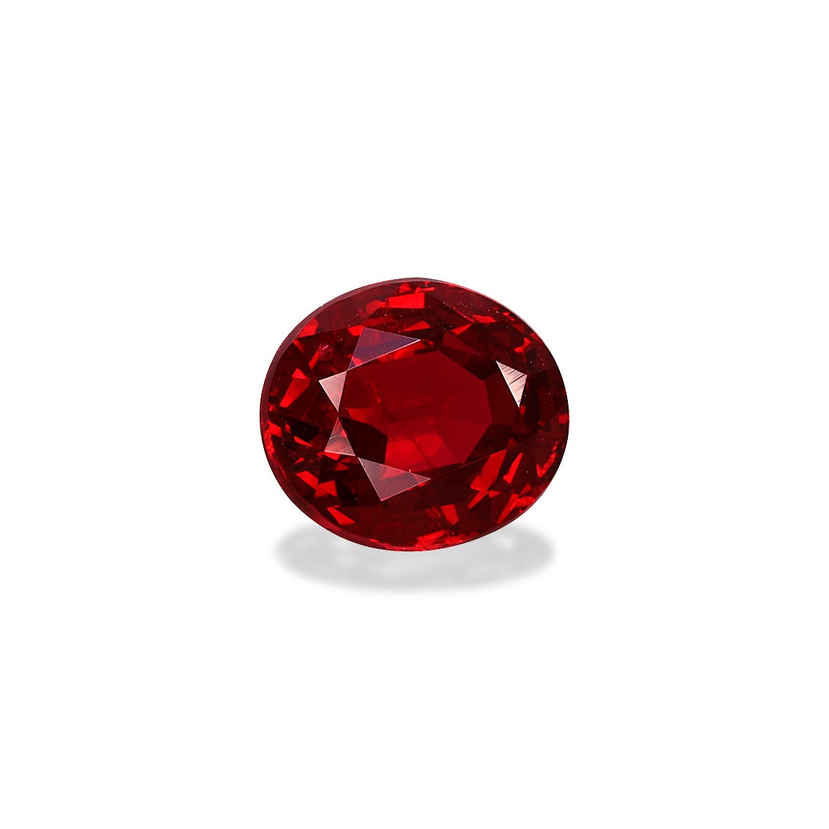 Une pierre précieuse Spinelle Rouge facettée de forme ovale (1,25 ct) de Bonnot Paris reflète magnifiquement la lumière sur un fond blanc uni.
