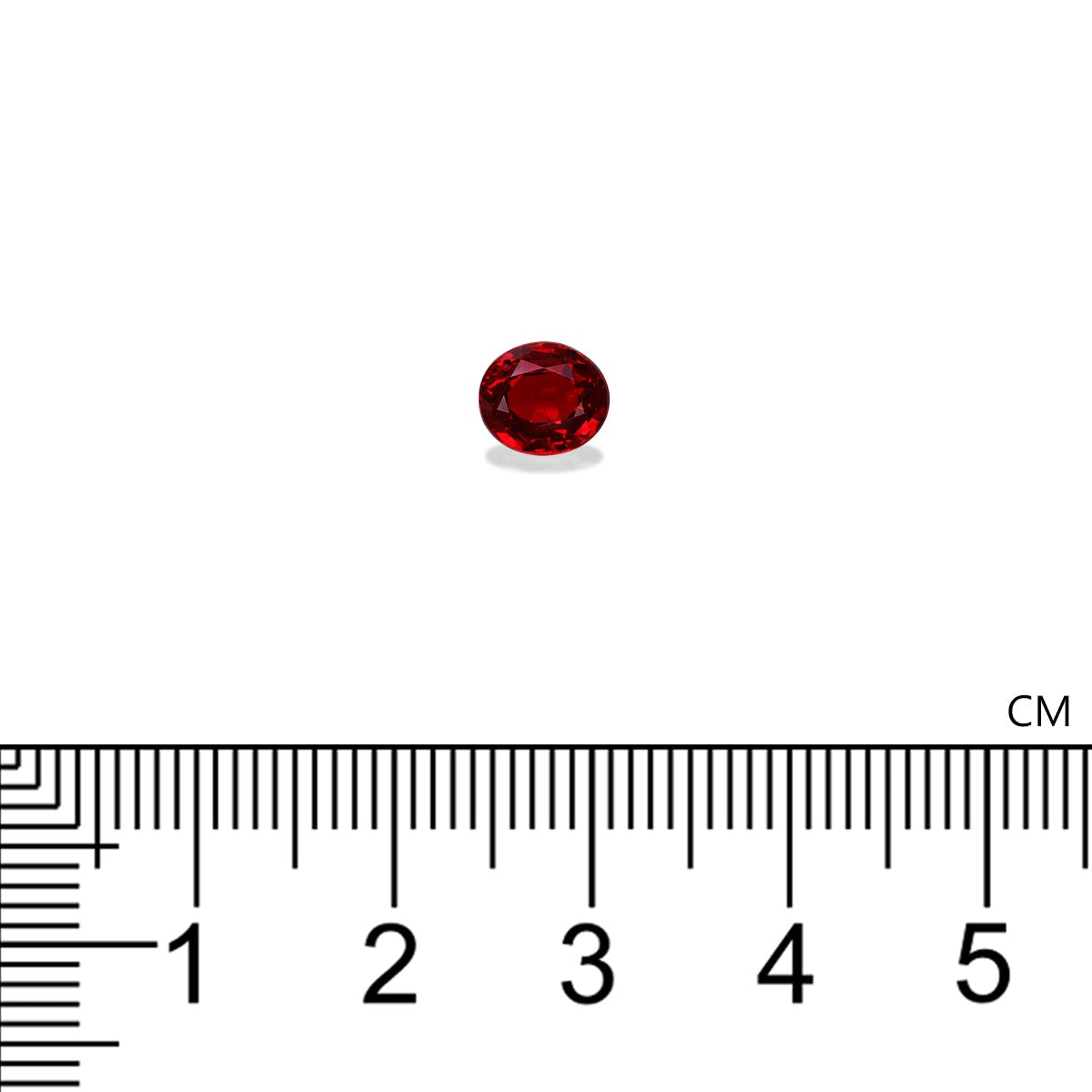 Un petit Spinelle Rouge ovale de 1,25 ct de Bonnot Paris est posé sur un fond blanc. En dessous, une règle graduée en centimètres indique sa taille, soit environ 0,8 cm.