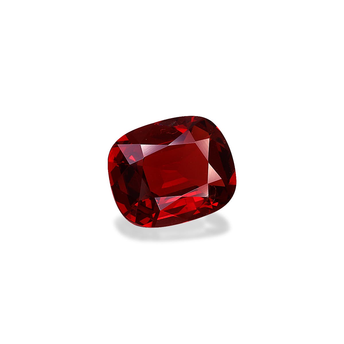 Le Spinelle Rouge · 2,3 ct de Bonnot Paris présente une pierre précieuse rouge vif, taille coussin, avec de multiples facettes et une couleur riche et profonde sur un fond blanc uni avec une ombre douce.