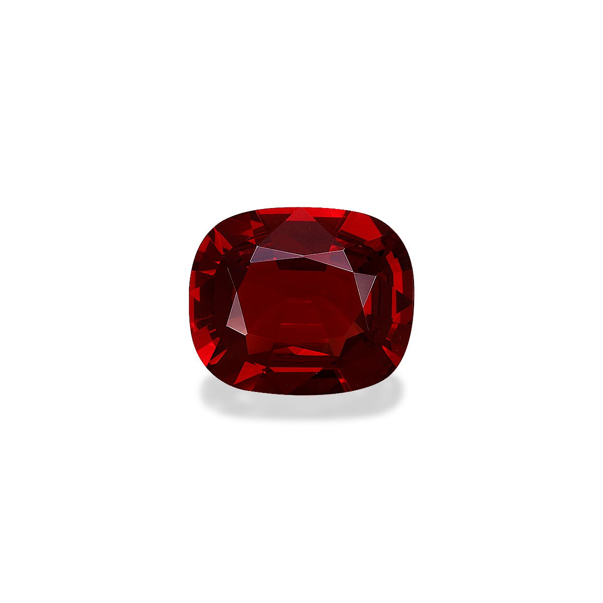 Un spinelle rouge taille coussin de 2,24 carats de Bonnot Paris, d'un rouge profond aux multiples facettes reflétant la lumière, se présente sur un fond blanc uni. Cette pierre précieuse présente une couleur riche et vibrante, ainsi qu'une surface lisse et polie.