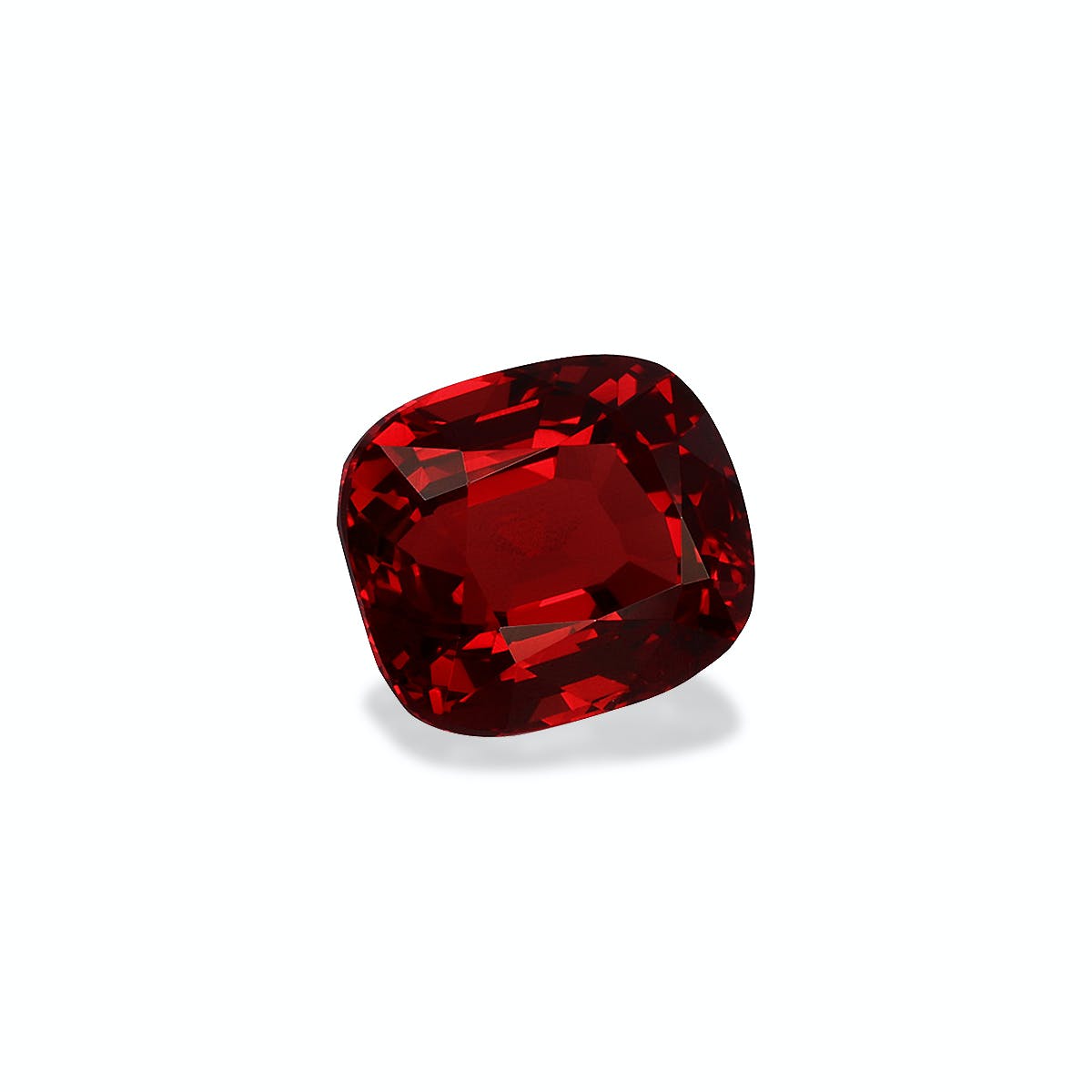 Un Spinelle Rouge taille coussin rouge profond · 1,17 ct de Bonnot Paris brille sur un fond blanc uni, mettant en valeur ses facettes et sa couleur riche avec une ombre subtile en dessous.