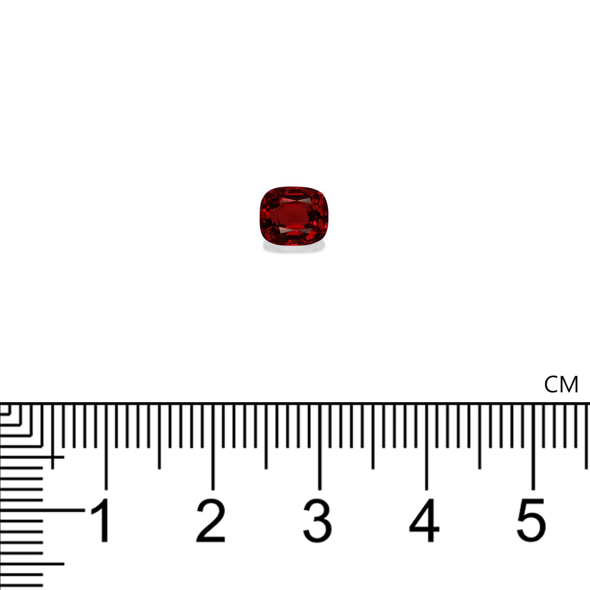 Une pierre précieuse Spinelle Rouge rectangulaire de Bonnot Paris, pesant 1,17 ct, est positionnée au-dessus d'une règle centimétrique placée horizontalement près de la marque de 3 cm, soulignant sa petite taille.