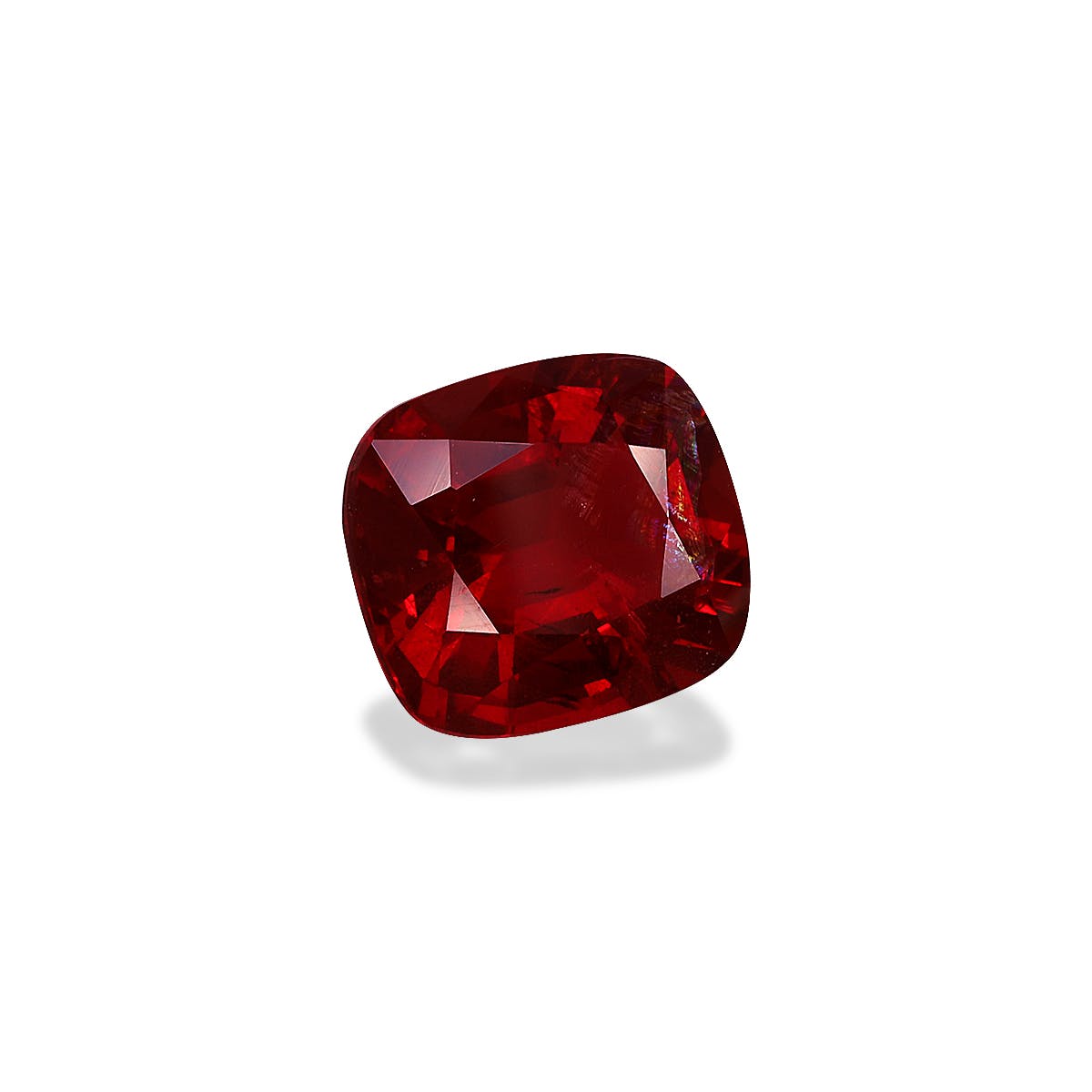 La Spinelle Rouge Bonnot Paris de 2,29 ct présente une taille coussin d'un rouge vif aux facettes nettes, sur fond blanc. Sa surface capte magnifiquement la lumière, mettant en valeur sa clarté et sa teinte profonde, ce qui en fait une alternative raffinée aux rubis.