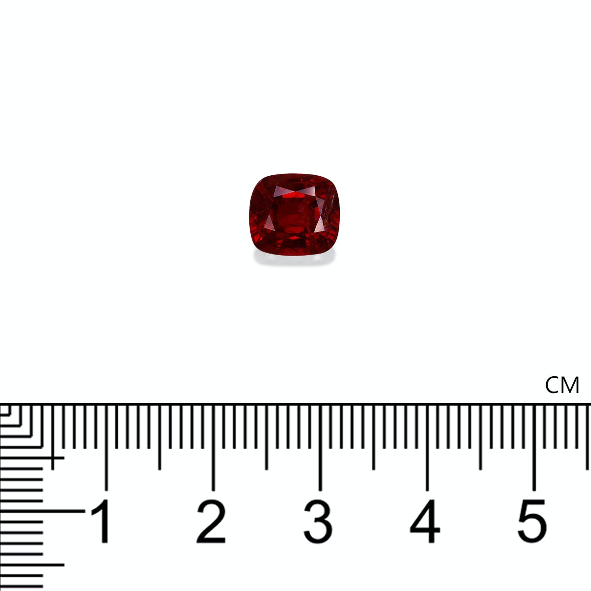 La pierre précieuse Spinelle Rouge de 2,29 carats de Bonnot Paris, alternative taille coussin au rubis, est présentée sur un fond blanc uni. Sous cette pierre impeccable et sans inclusions se trouve une règle claire, graduée en centimètres, indiquant sa taille.