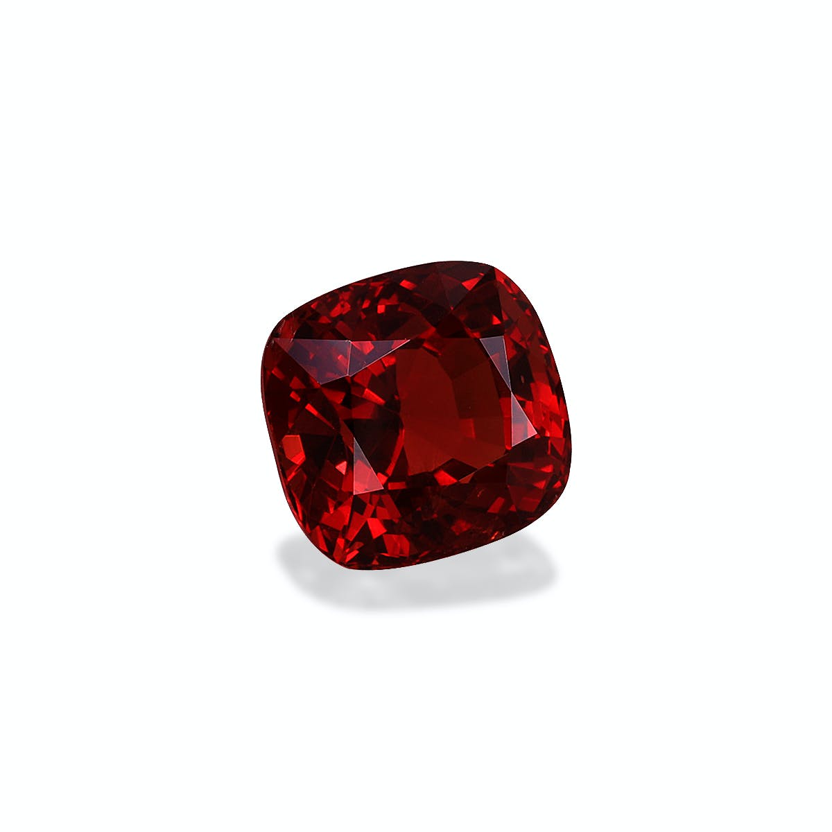 Le Spinelle Rouge · 2,11 ct de Bonnot Paris est une pierre précieuse taille coussin présentant une teinte pourpre vibrante et profonde qui reflète la lumière de ses facettes précises sur un fond blanc uni.