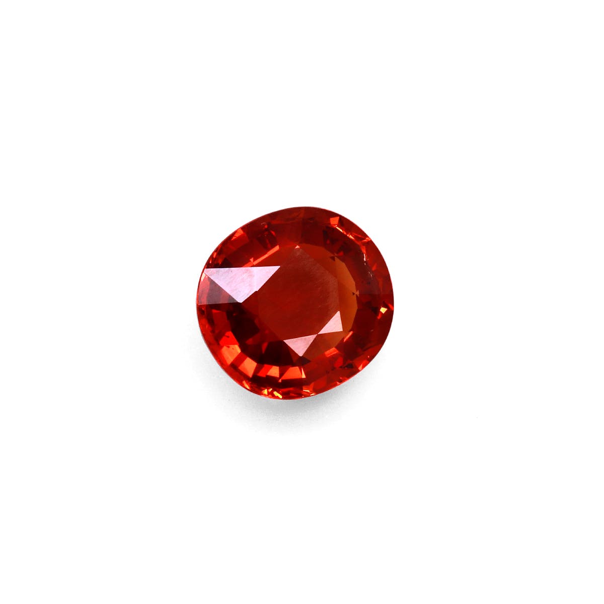 Une Grenat Spessartite ronde et facettée de Bonnot Paris, pesant 5,91 ct et présentant une teinte orange vibrante, repose sur un fond blanc uni, mettant en valeur sa brillance et sa clarté.