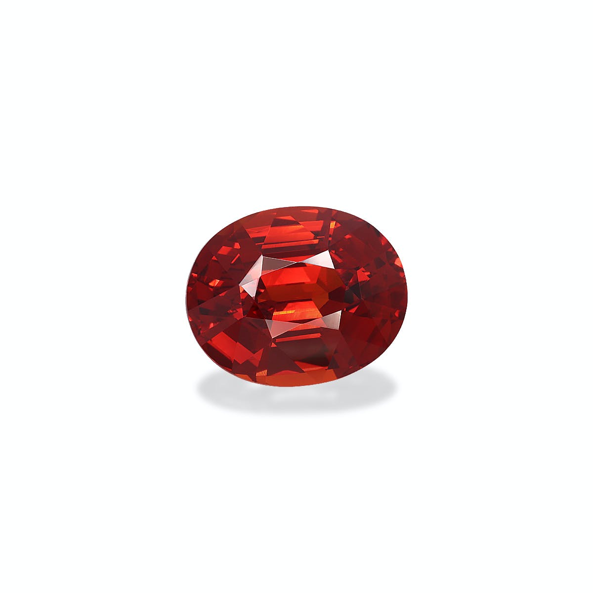 La Grenat Spessartite de Bonnot Paris, une pierre précieuse rouge foncé de taille ovale de 7,76 ct, présente des facettes qui reflètent la lumière pour un éclat vibrant, sur un fond blanc uni.