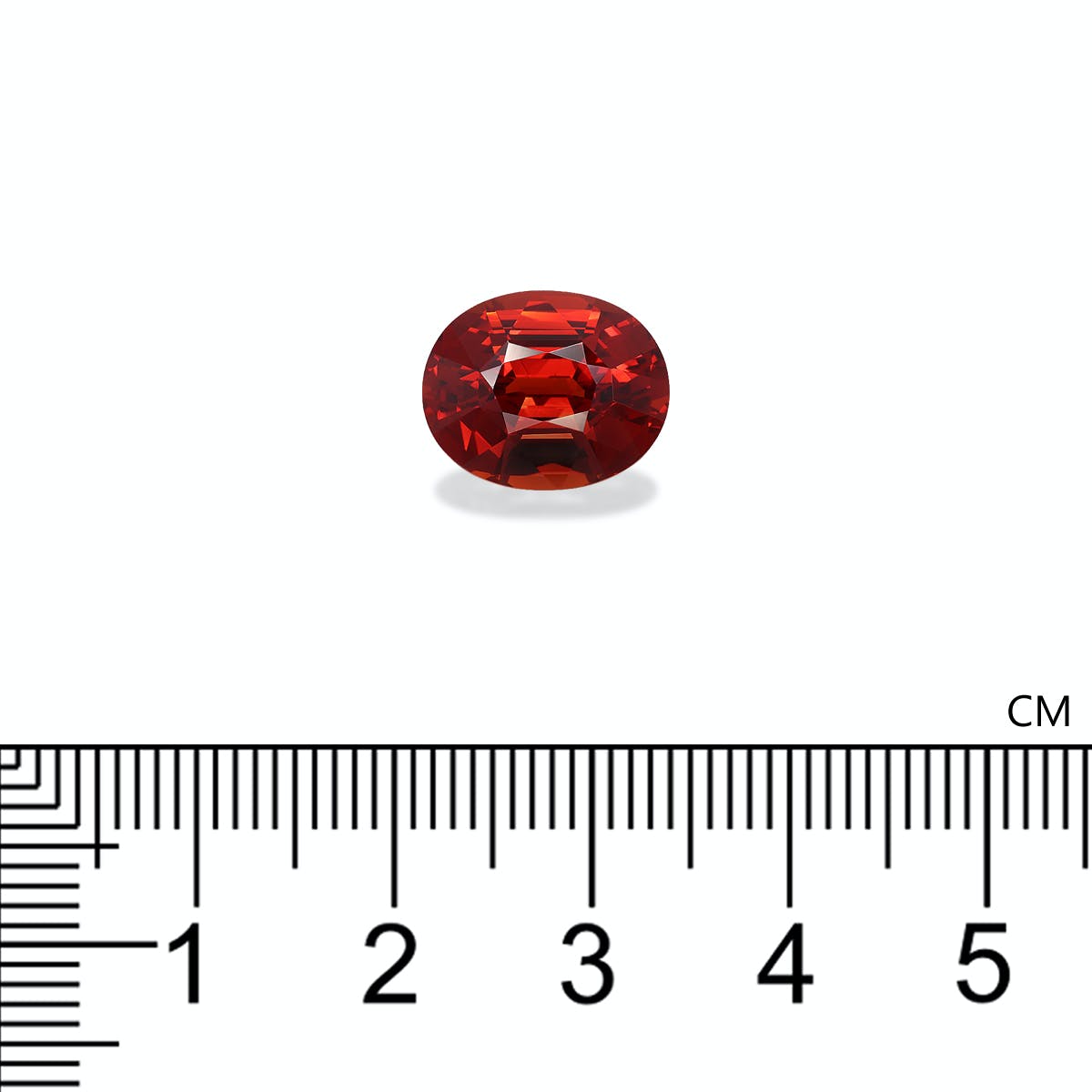 Un Grenat Spessartite de 7,76 ct de Bonnot Paris, présentant de riches teintes rouges, est positionné au-dessus d'une règle centimétrique et semble mesurer environ 1,5 cm de longueur.