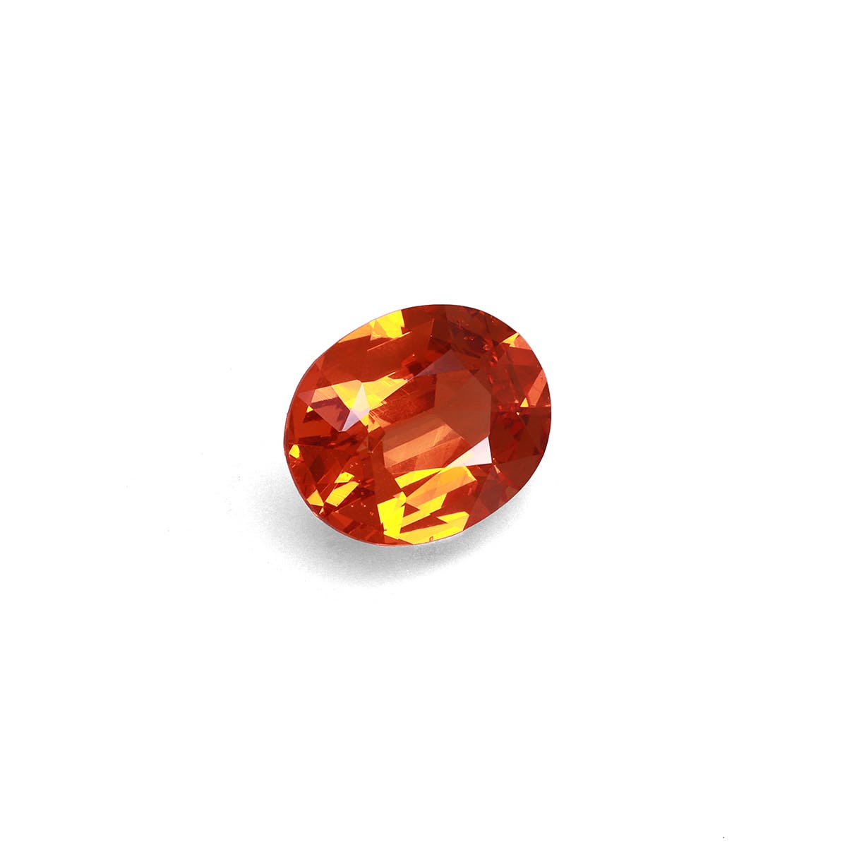 Le Grenat Spessartite de Bonnot Paris, une pierre précieuse taille ovale de 6,81 ct, éblouit par ses teintes et facettes orange vibrantes, projetant une petite ombre sur un fond blanc uni.