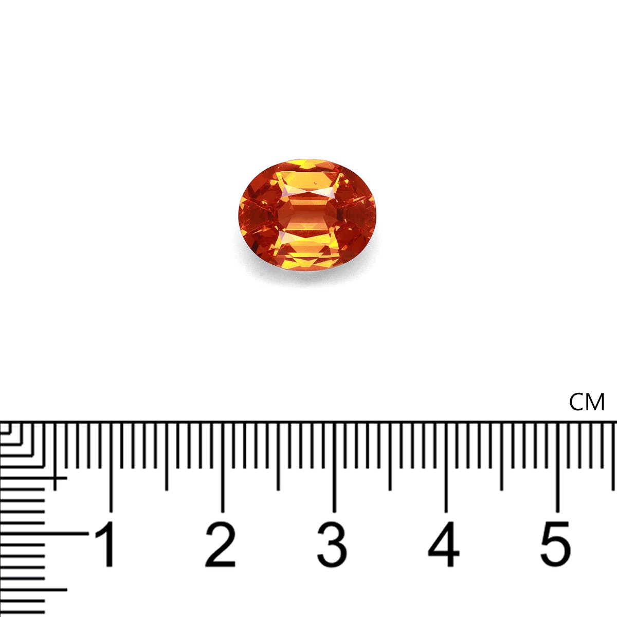 Une pierre précieuse Grenat Spessartite · 6,81 ct de Bonnot Paris repose sur un fond uni au-dessus d'une règle graduée en centimètres, révélant sa taille légèrement supérieure à 1 centimètre.