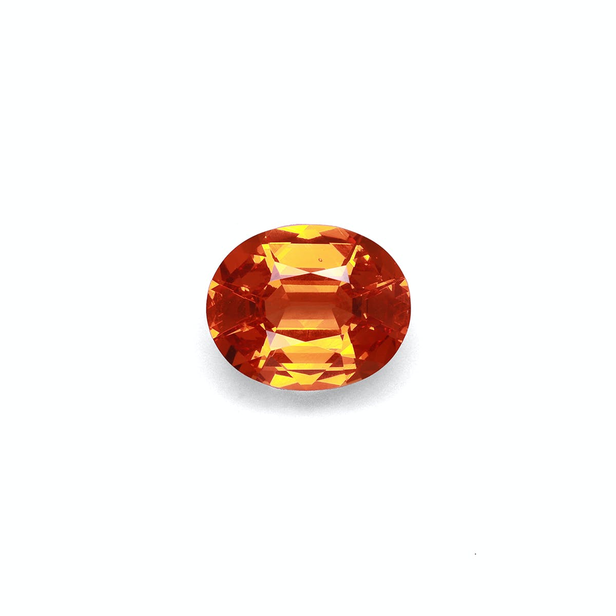 Une pierre précieuse Grenat Spessartite orange de forme ovale de 6,81 ct par Bonnot Paris, avec des facettes reflétant la lumière sur un fond blanc uni.